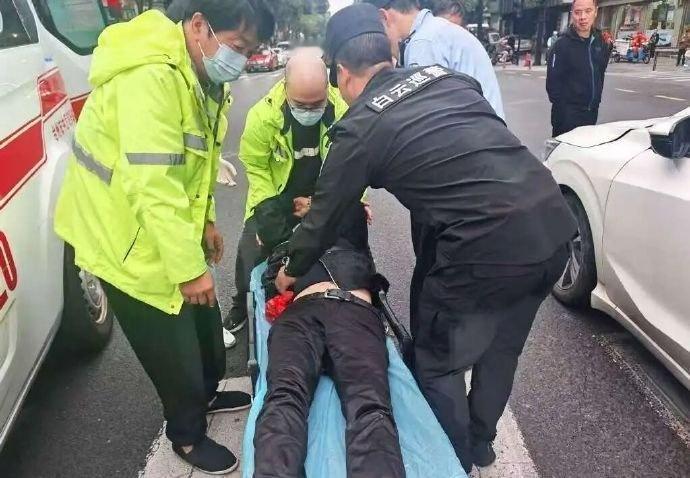 【点赞路口遇事故台州特警暖心相助 】近日，台州椒江，白云派出所两名巡特警队员在前