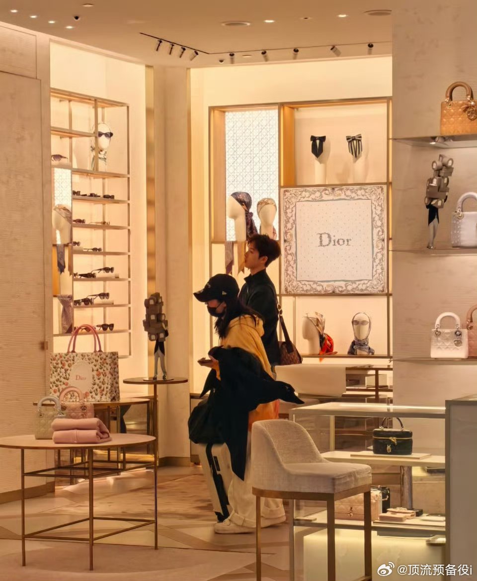 粉丝隔着李昀锐聊天是经常跟粉丝聊天的漂亮哥哥李昀锐哈哈哈，好喜欢这种如同朋友般的