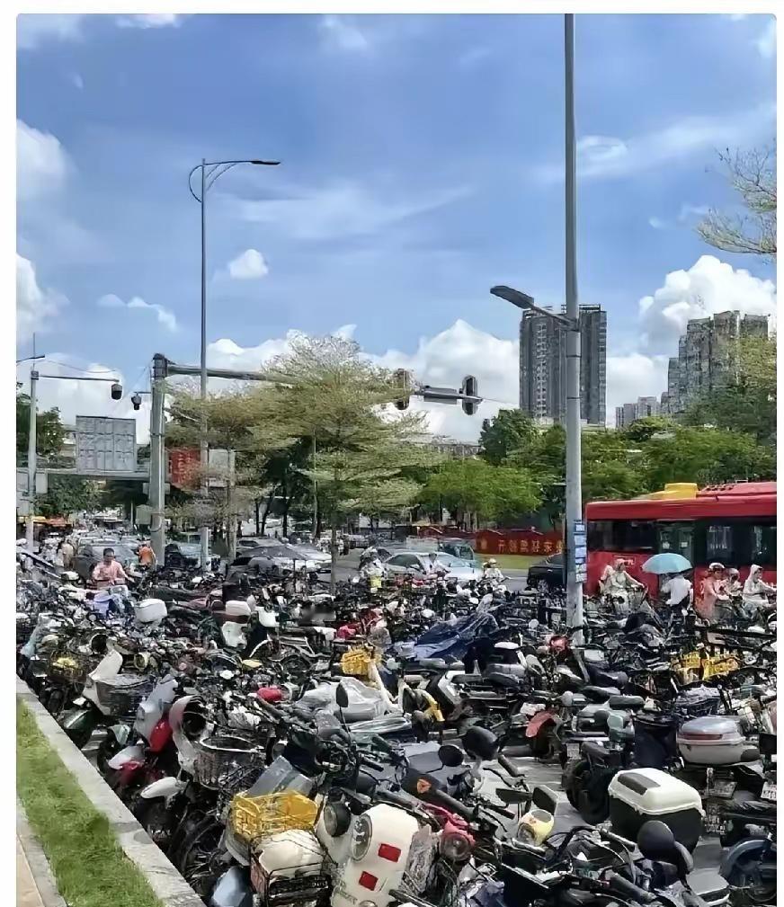 广东的电动车商家睡着都要笑醒了，1月1号起骑电动车要被严查，这不是不是开玩笑，也