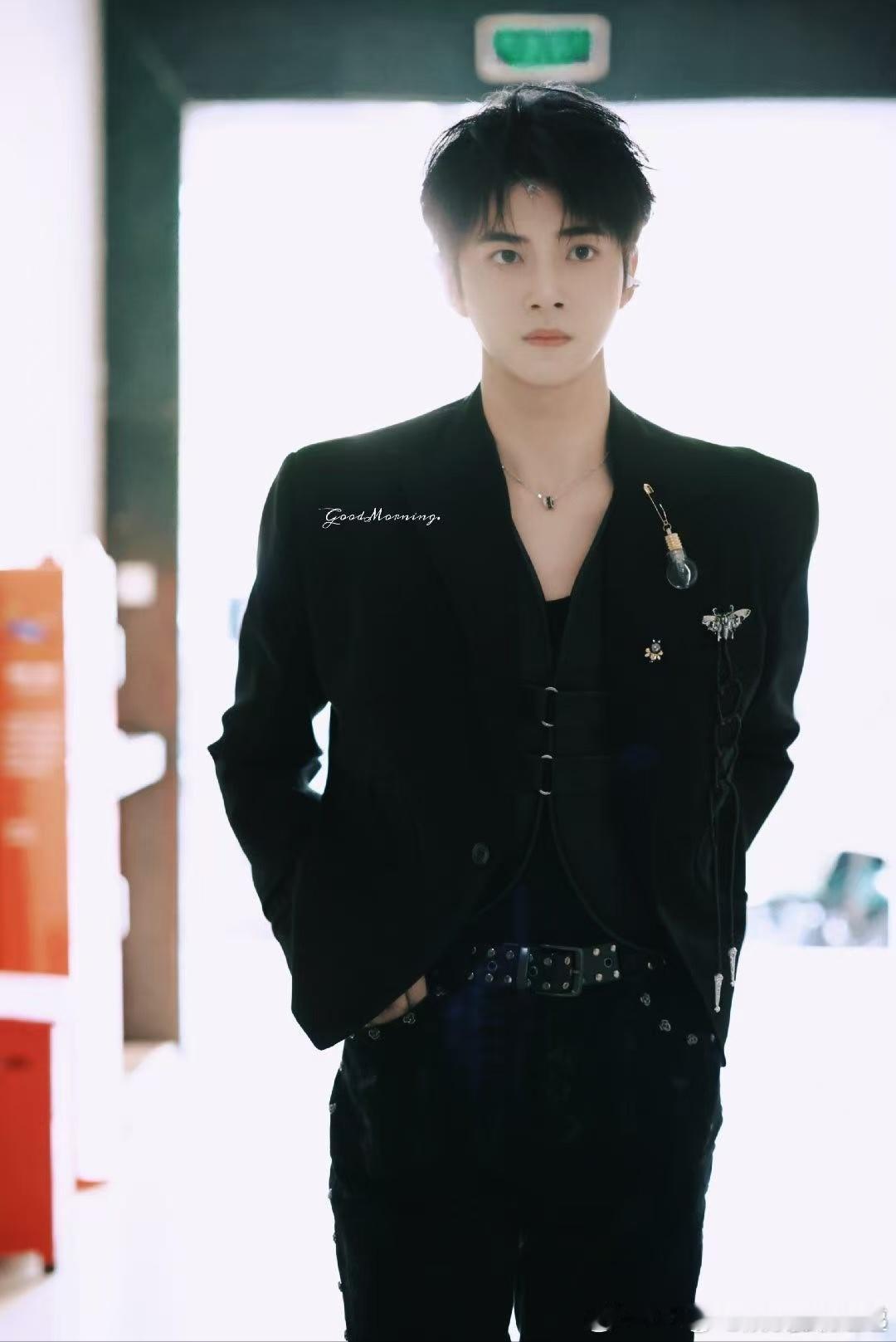 被古子成下颌线划伤了 古子成这次的造型证明了，有时候不需要复杂的设计，只要脸够能