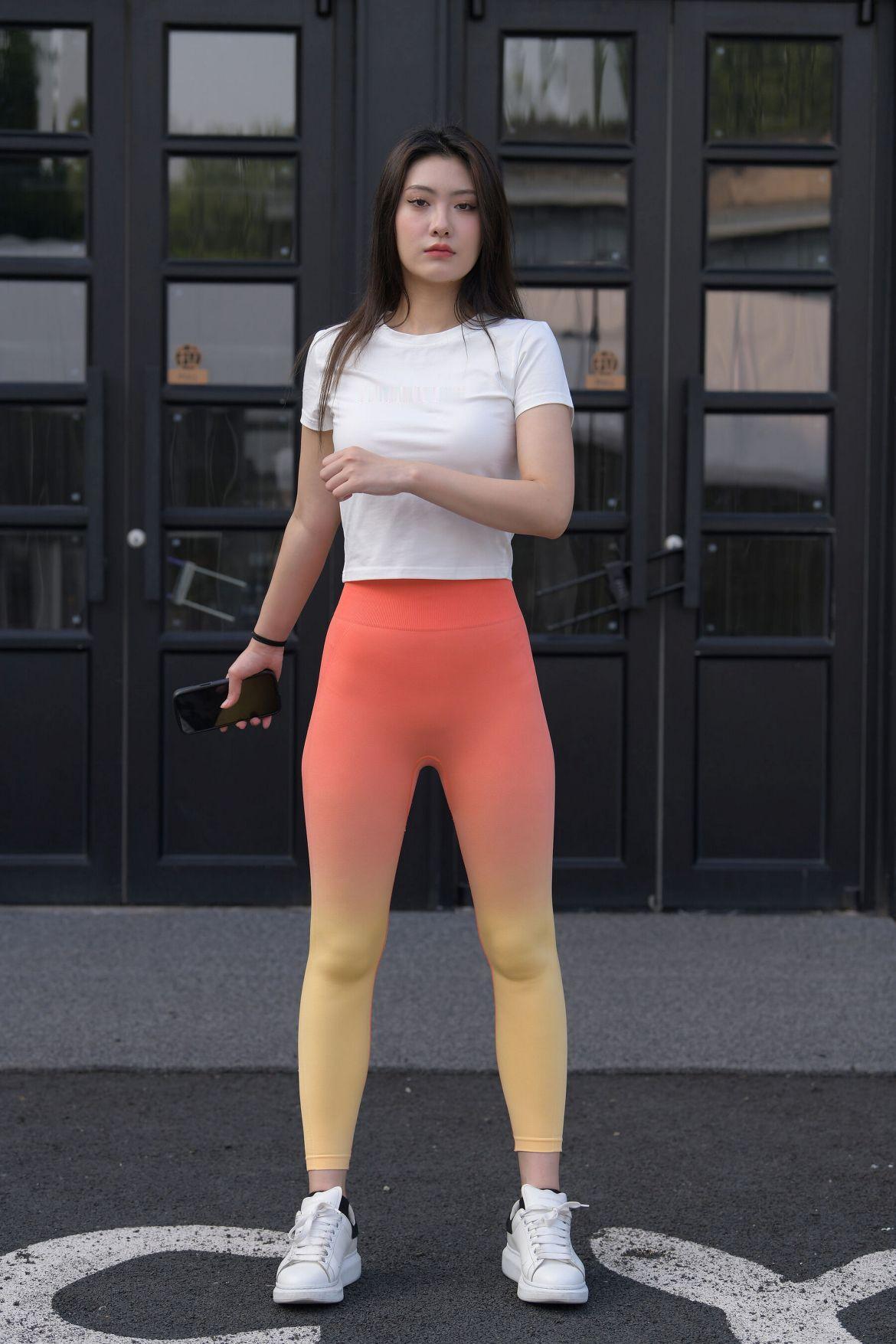 晒图笔记大赛这组图片的穿搭风格是简约运动风，白色短款T恤搭配橙黄渐变紧身裤，脚踩