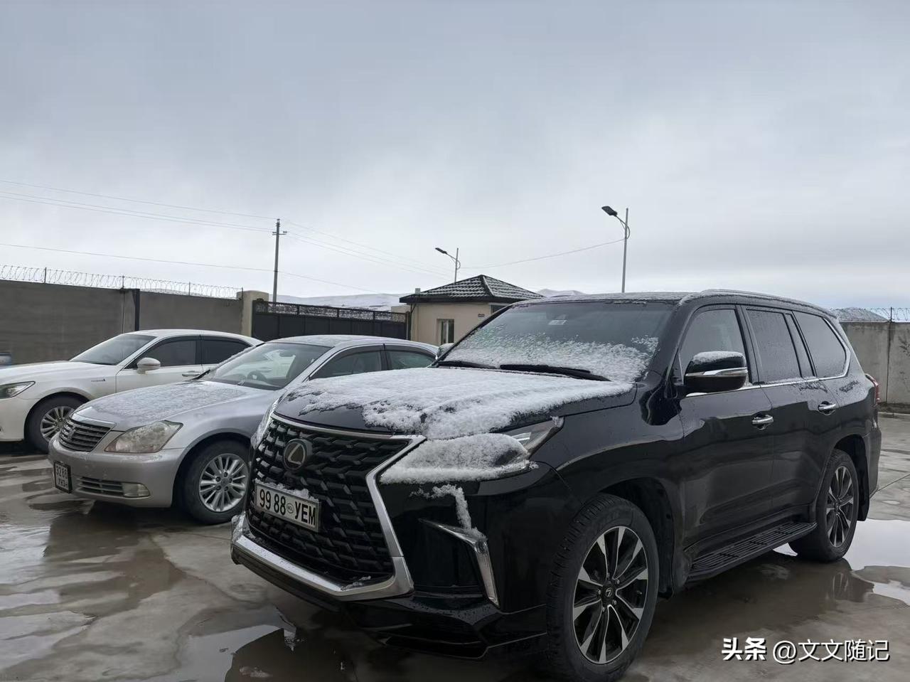 乌兰巴托工厂一角
那天下了雪
空气很清新
那边的云非常好看
经常是大朵大朵的
像