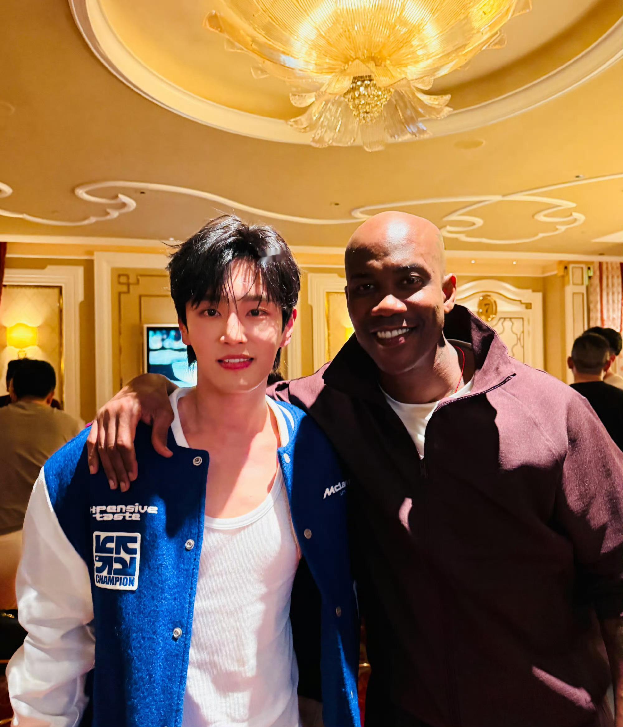 李汶翰[超话]NBA名人赛2025聚星名人赛李汶翰 和李哥拥有同款合影，老马人真