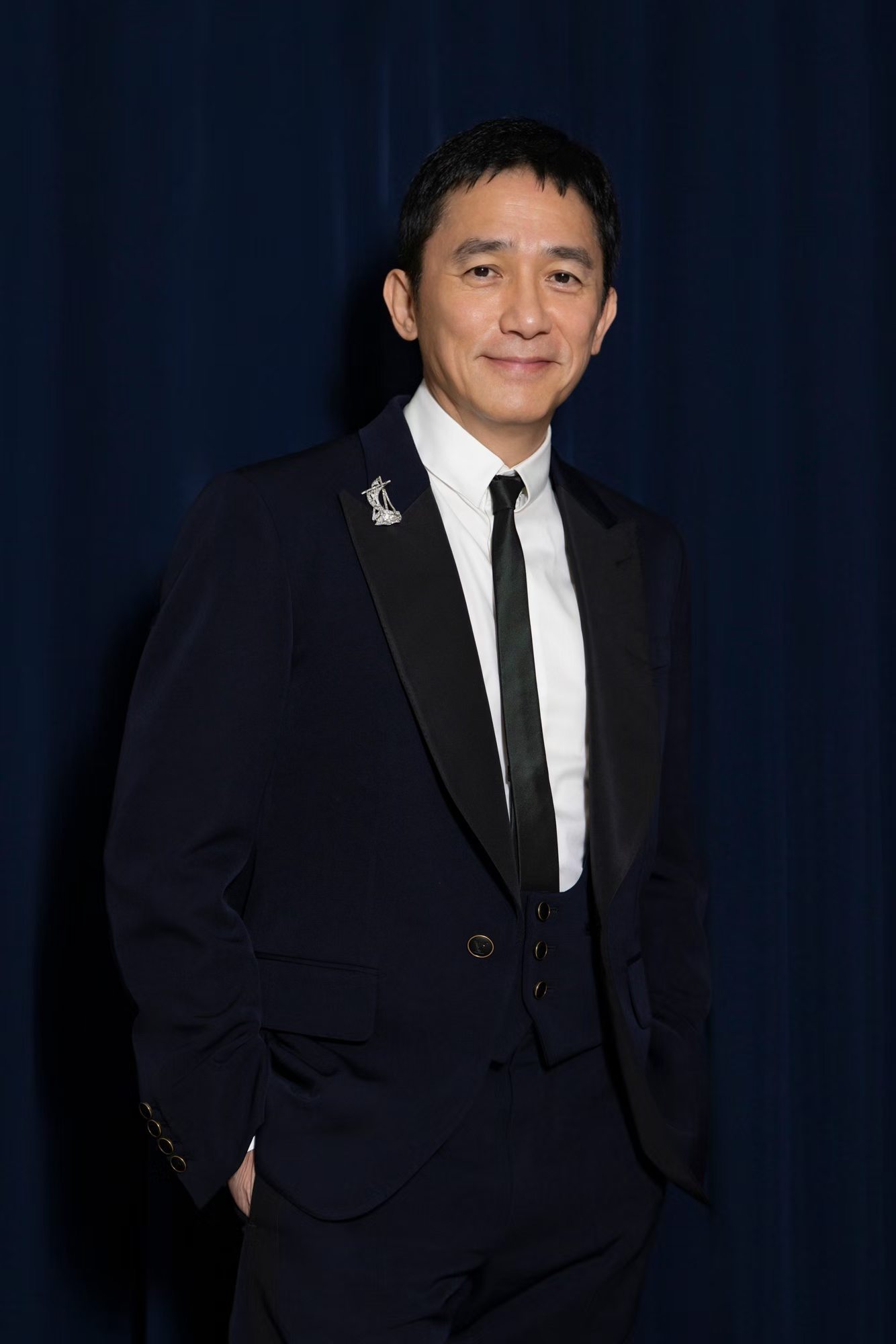 小A时尚观梁朝伟 身着路易威登男士正装系列深蓝色枪驳领西服套装出席上海国际电影节
