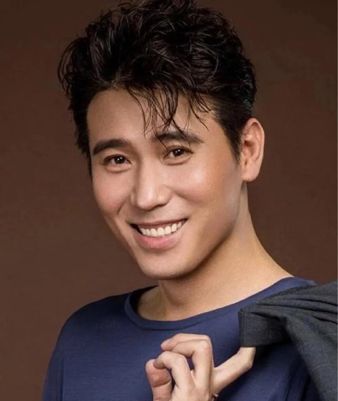李乃文这波操作是真让人看不懂！本来以为他只是综艺里爱整活，
没想到正经工作场合也