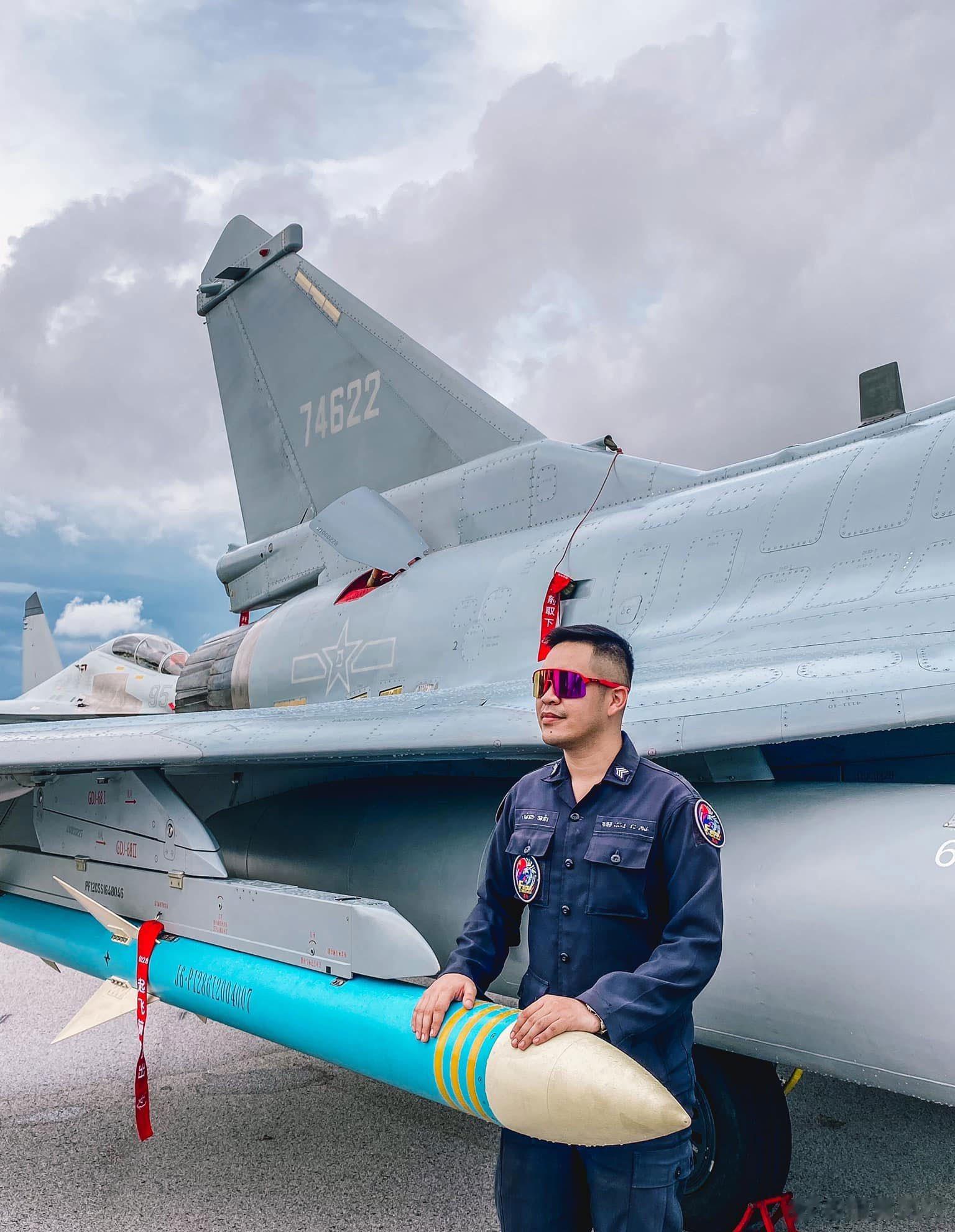 泰国小哥对歼10C爱不释手#武器装备[超话]##航空[超话]# ​​​