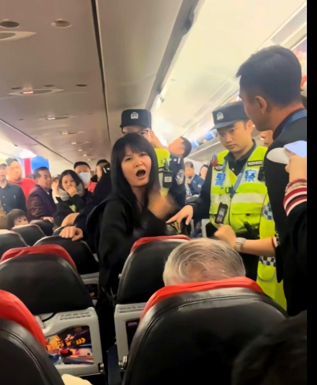 2026年4月22日凌晨，亚洲航空D7809重庆飞往吉隆坡航班。
航班起飞前，一