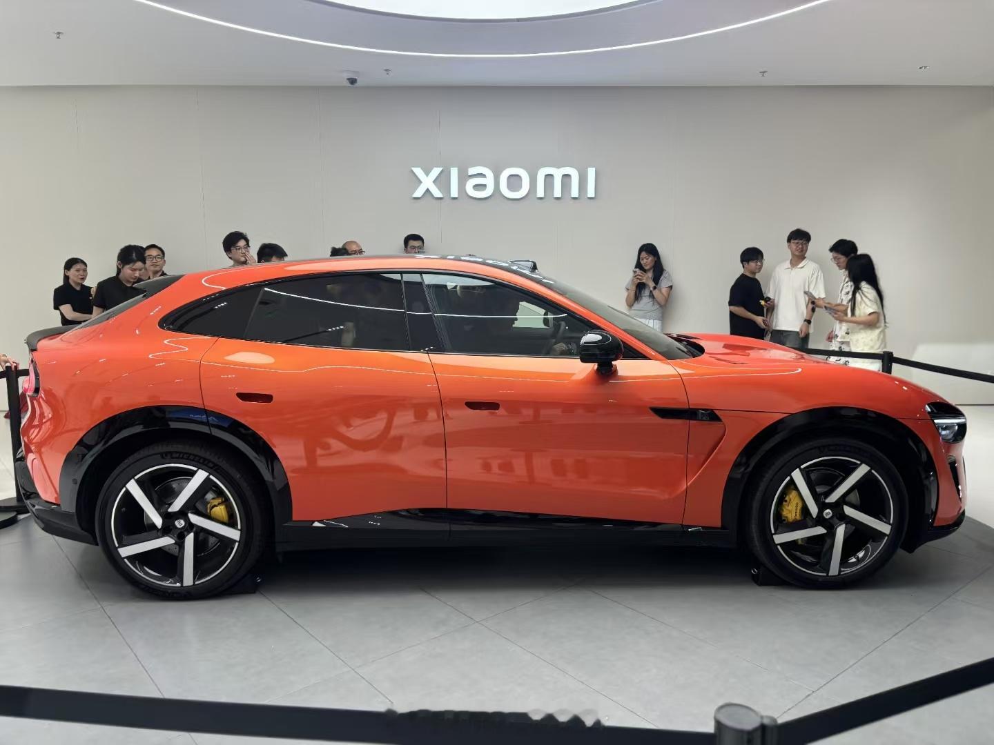 合肥小米YU7到店了，原本是今晚进店+明天开放展示但今晚就有不少人提前过来围观了