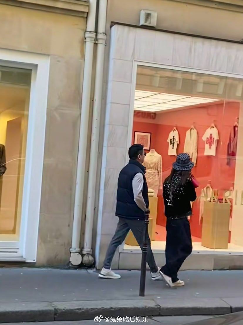 刘强东章泽天现身巴黎街头 刘强东经常飞巴黎和章泽天见面，太宠了 