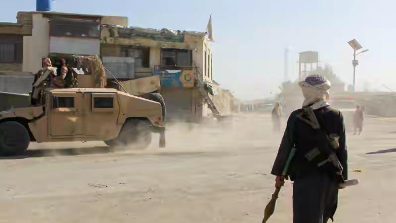 就在27号凌晨，巴基斯坦突然向阿富汗宣战。
而且阿富汗政府发言人说。阿富汗境内多