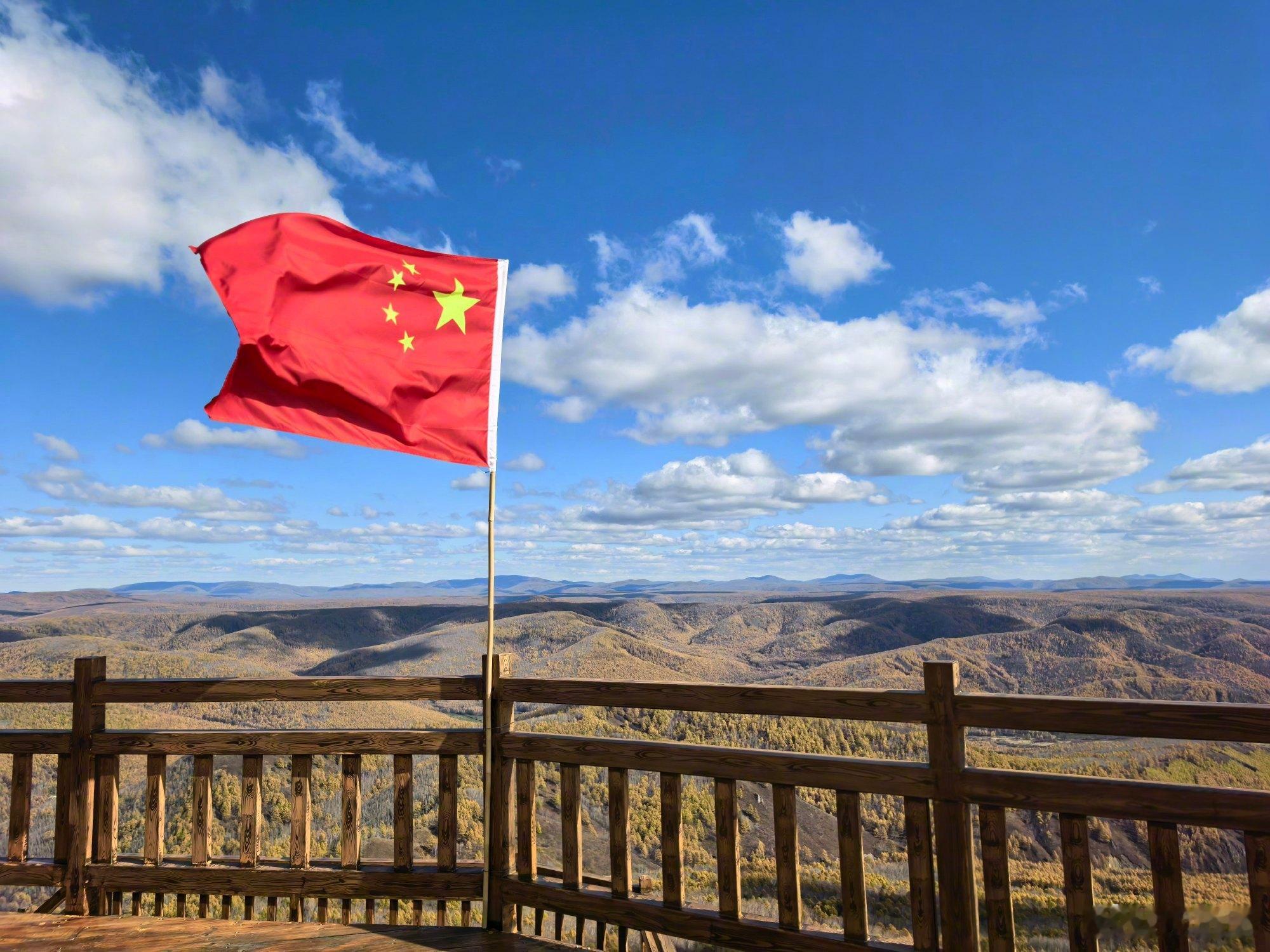 杨幂和国旗同框 杨幂与国旗同框照 杨幂发了和国旗合照，配文：山河盛大，我心小满。