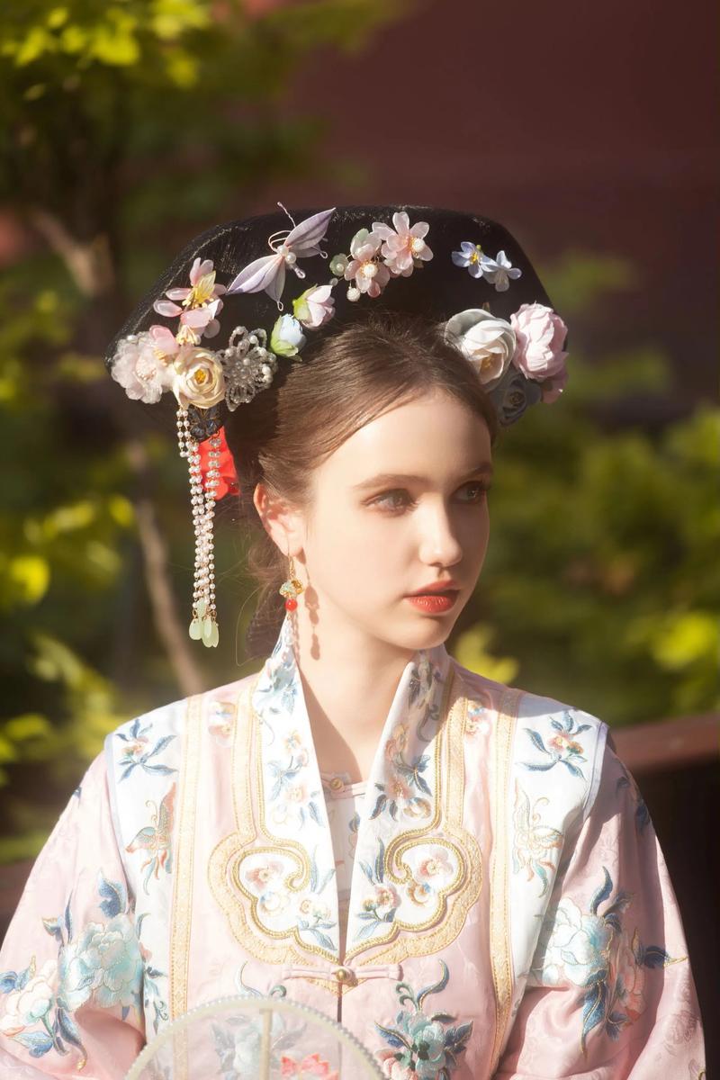 由于互联网和我国来旅游的人增加，不少外国女性逐渐对我国的制度优越性有了充分的感受