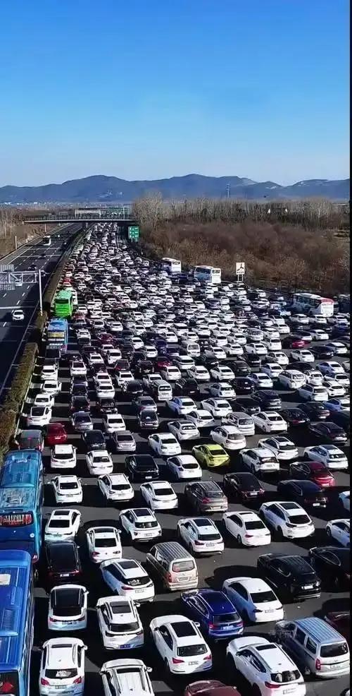 高速返程堵到“绝望”？但这幕暖到人心
 
“谁懂啊家人们！方向盘握得发酸，孩子在