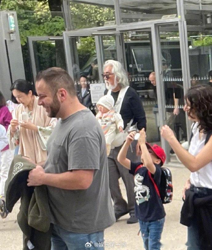 巴黎偶遇张纪中背娃有网友在巴黎偶遇张纪中一家，74岁的张纪中自己背娃。 ​巴黎偶
