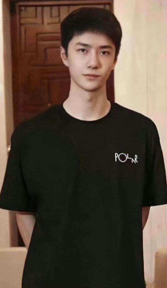 杜华说王一博和她是互相成就杜华说王一博很幸运遇到我采访抛出扎心提问，杜华不卑不亢
