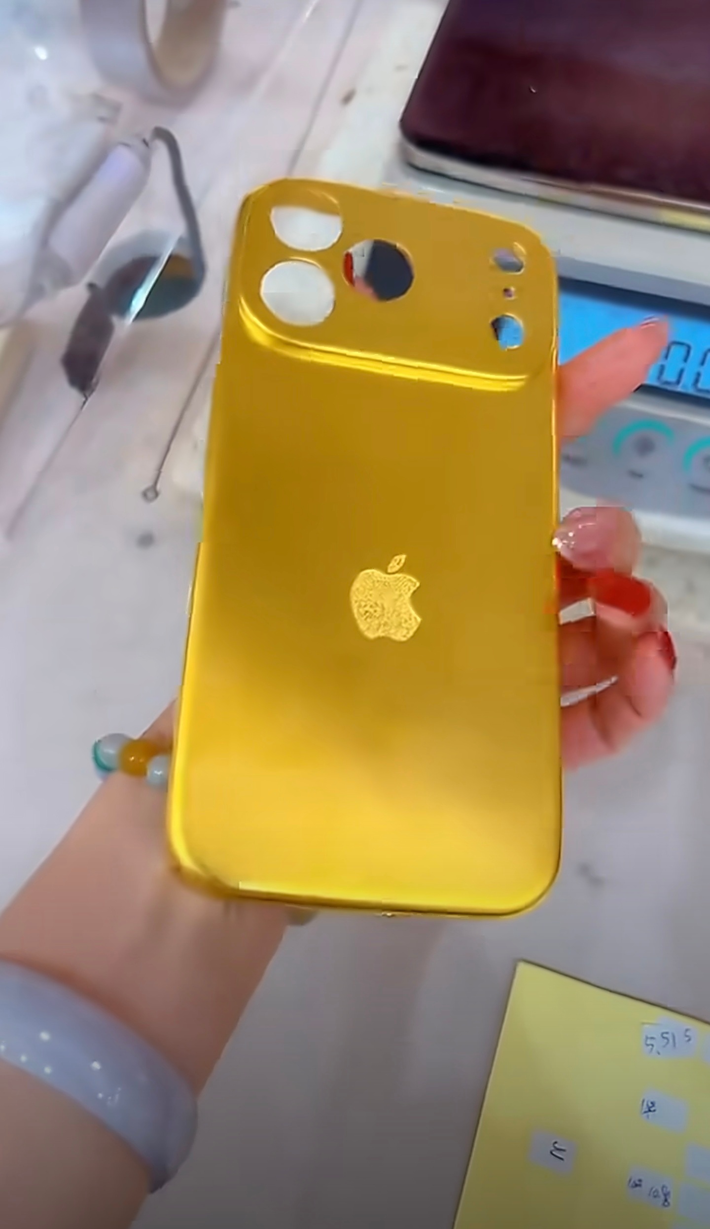 手机壳比手机还贵402g的手机壳，肯定是比手机更贵了……，再者，别人偷手机壳都不