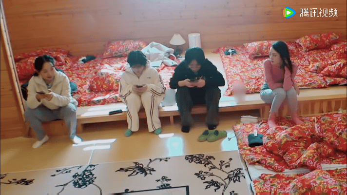 #沈月吉娜李嘉琦组女团# 限定团SAE🈶️#五十公里桃花坞# 筹备新一季的晚会