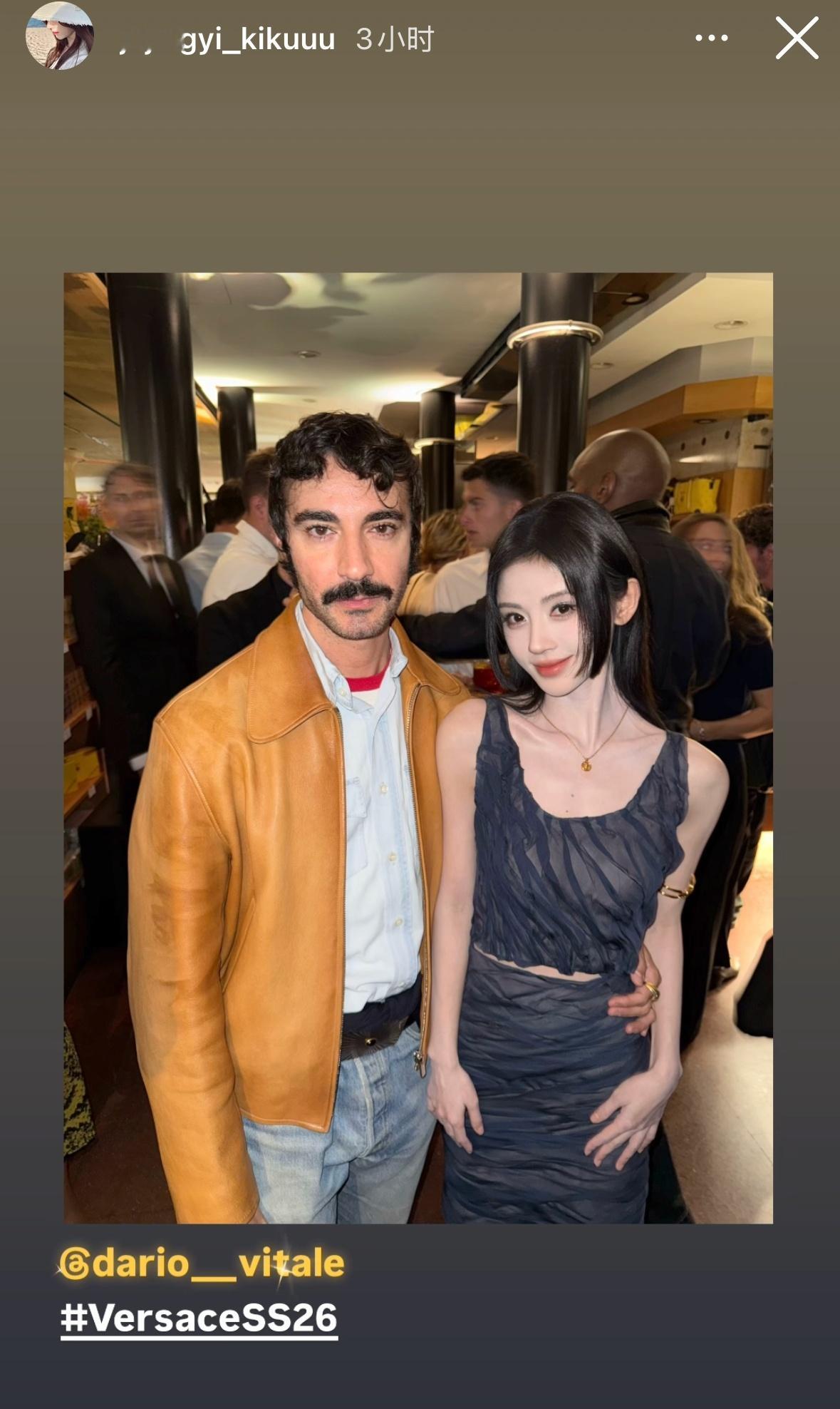 鞠婧祎时尚统治力被认证 鞠婧祎全球首穿Versace超季出席看秀，烟熏妆➕公主切