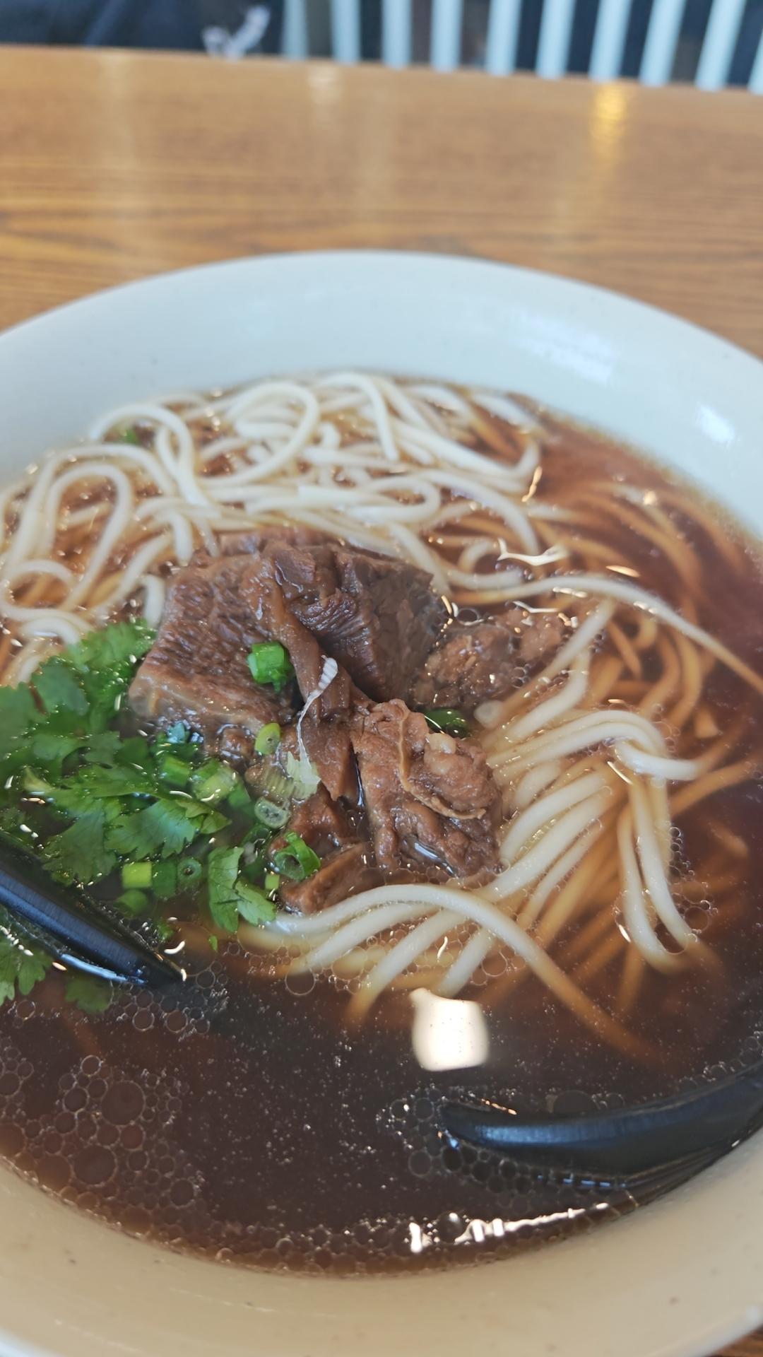 上海的李先生招牌牛肉面在我心中那可是yyds！一个月不管我人在哪，都得找机会吃上