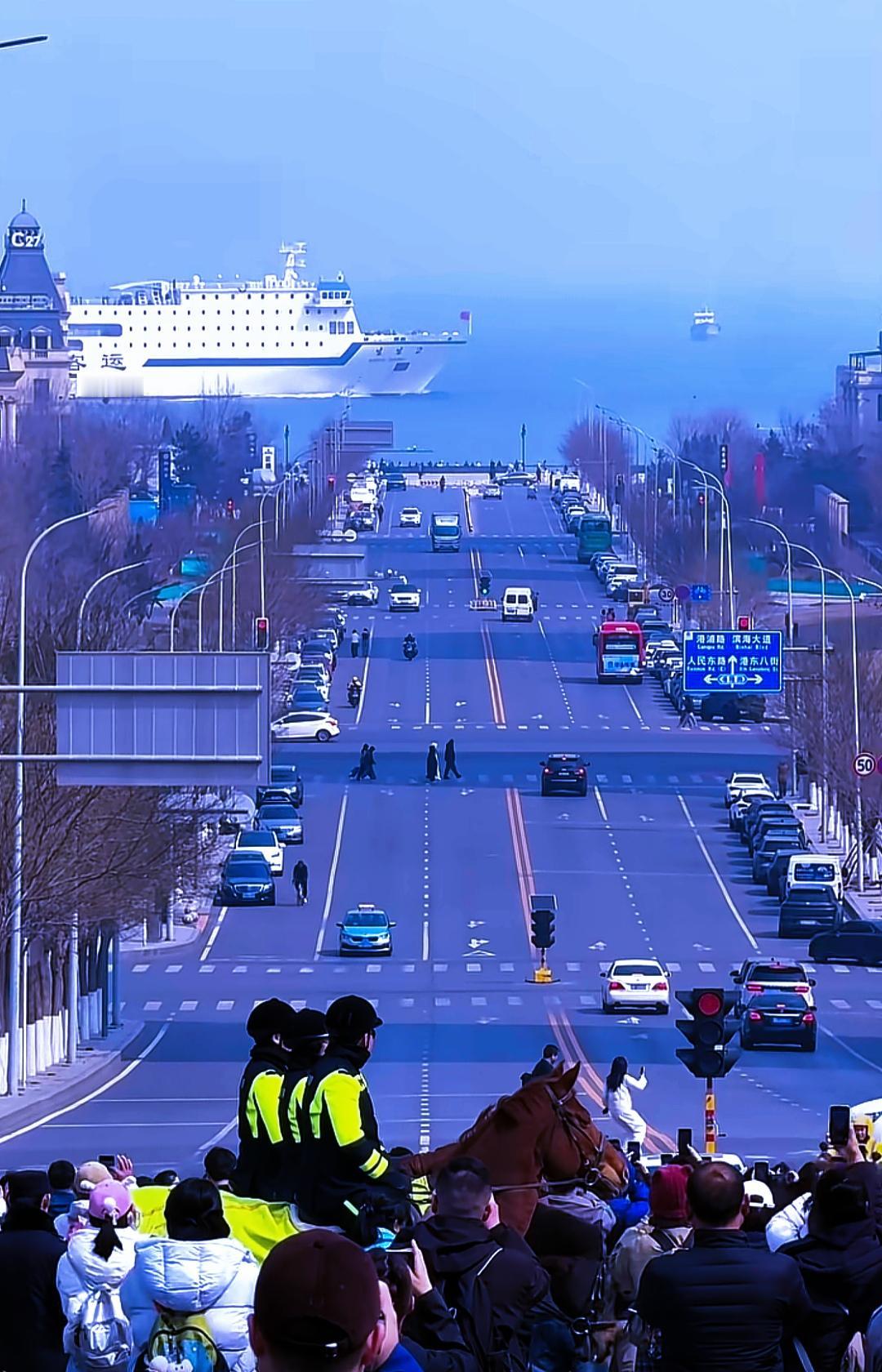 这是什么地方呀？太美了

远处一艘轮船正缓缓驶过，留下长长的白色尾迹。不远处，几