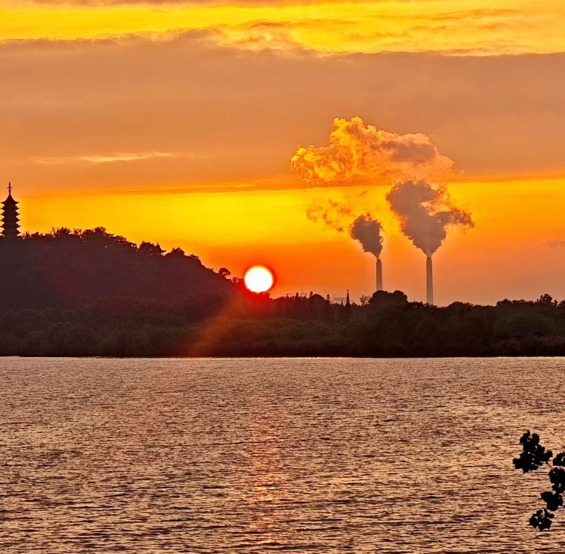 发张你手机里最美的夕阳照可以吗一半千年禅塔，一半人间烟火，落日把江水与烟尘都揉成