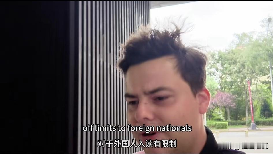 一位英国博主分享了自己家孩子在国内上学的问题，虽然孩子拿的是英国护照，没有中国户