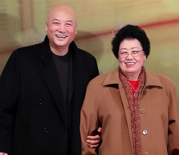 一次，陈丽华问郭德纲：“你觉得我这紫檀博物馆咋样？”郭德纲抿嘴一笑，只说了一句话