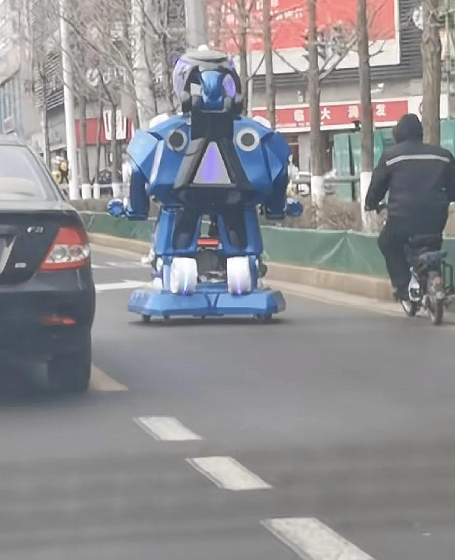 你还真别说，这玩意上路，交通帽子叔叔还真不一定能管，这不是机动车啊！
在沈阳，真