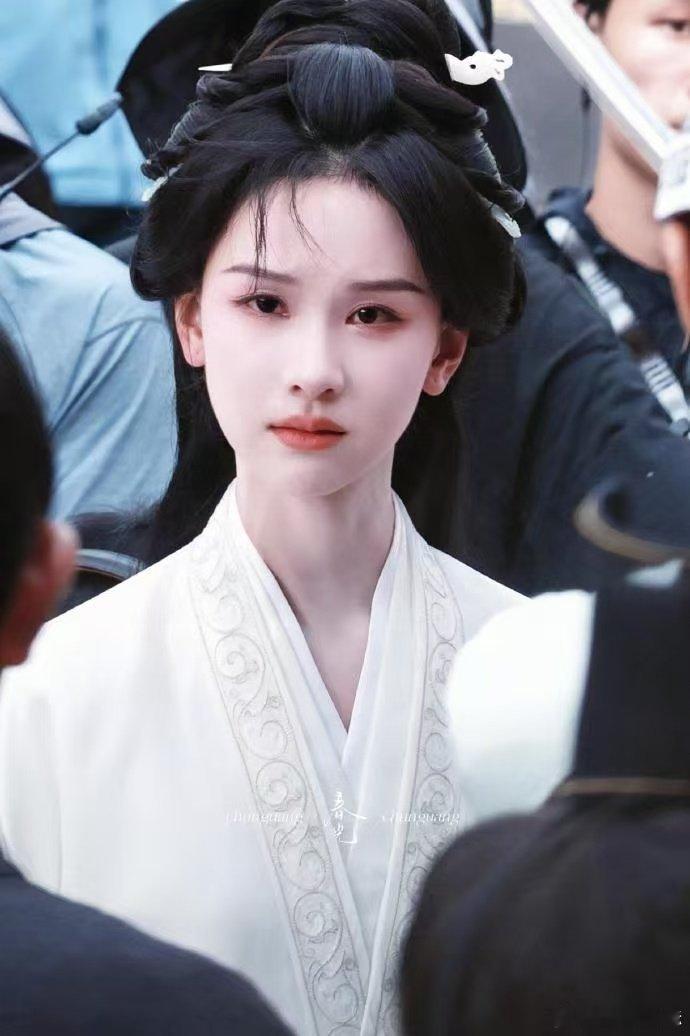 陈都灵下凡也是翘楚级别 陈都灵白衣骑马照一出来直接美到了极致，身姿挺拔仙气飘飘，
