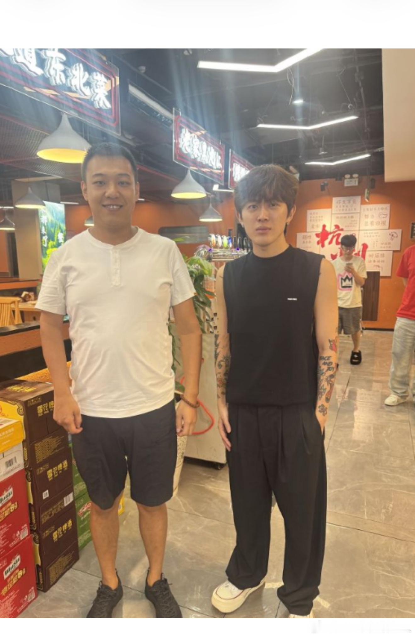 因为和小伊伊的婚姻问题的牌牌琦现身饭店，好久了，看到粉丝合影牌牌琦近照了。   