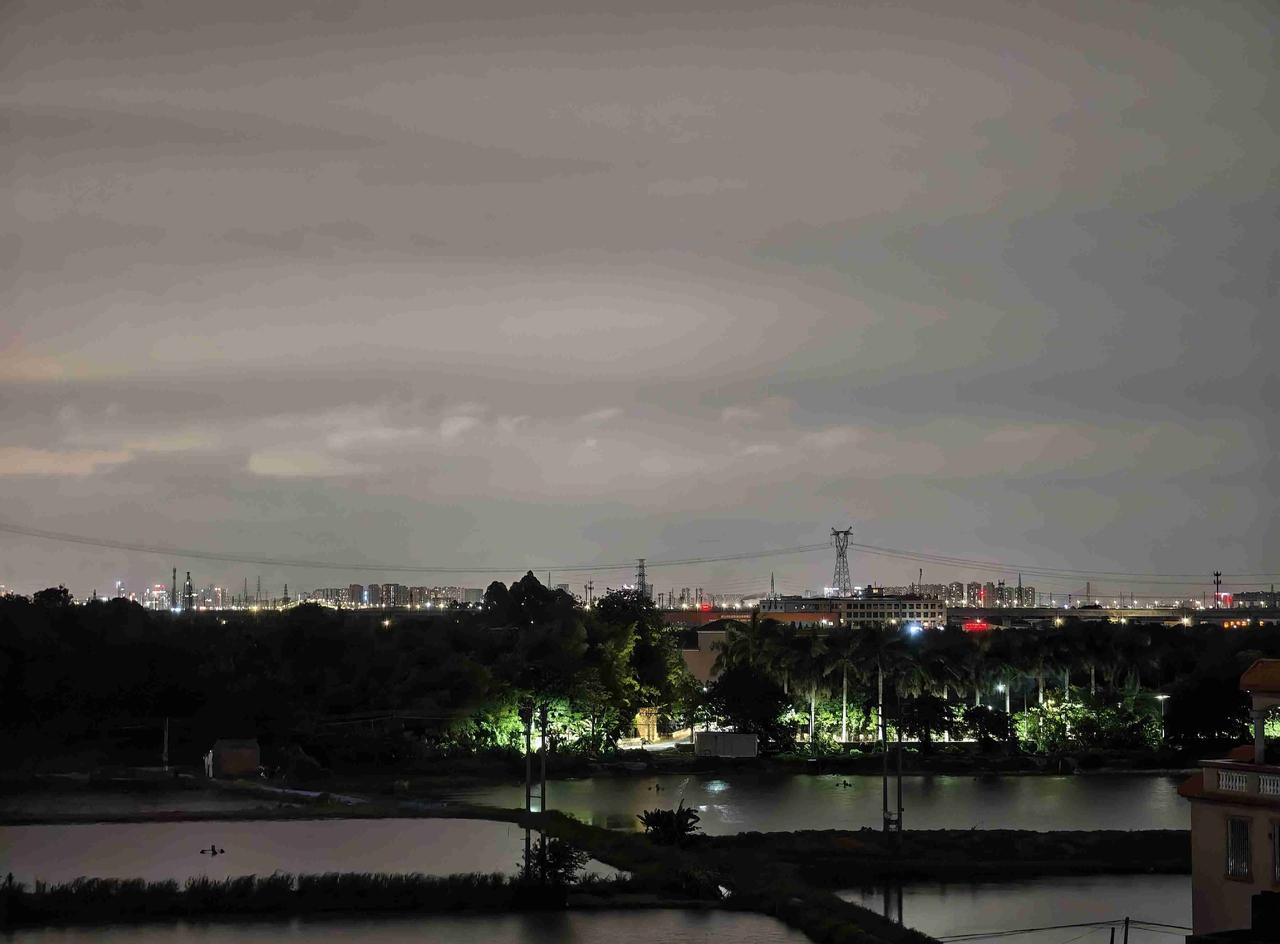我的今日状态：🏝️旅行度假
我这里的天气：☀️晴天
静静的乡村夜：[月亮]