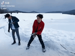 胡歌和霍建华在雪地里打闹，两人都为人父了，四十多岁的大老爷们儿还能像幼儿园的小朋