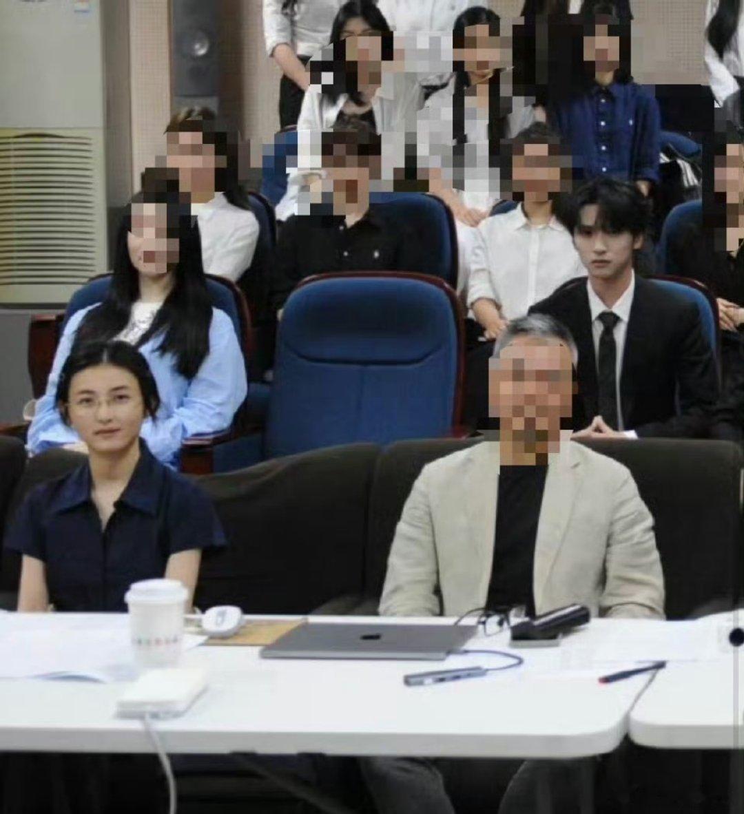 张子枫是严浩翔答辩老师严浩翔毕业答辩，答辩席上坐的居然是张子枫。同校的学姐学弟，