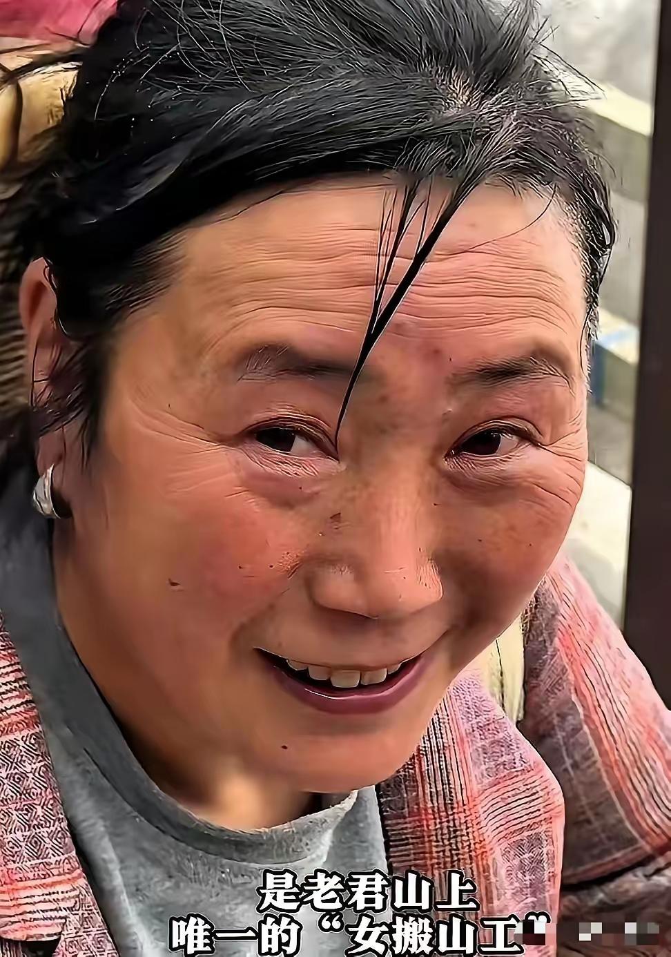 河南洛阳，女子在老君山当挑山工12年，每天背起200斤货物上山，记者问她干到什么