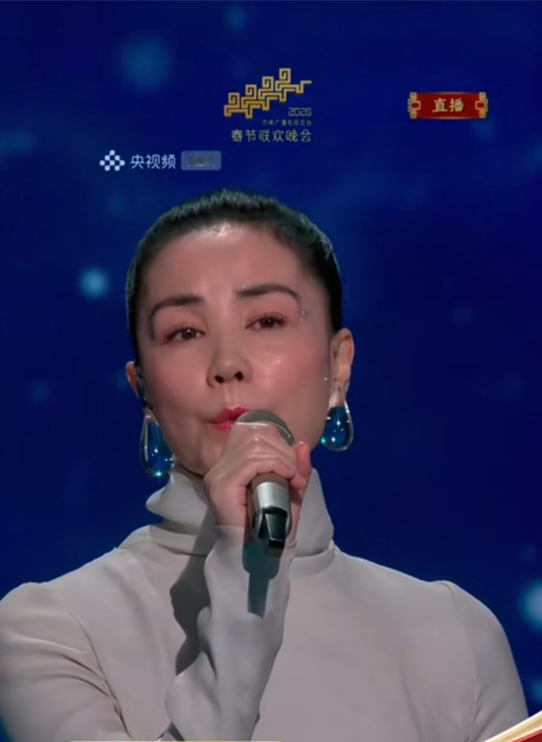 大家满心期待王菲的春晚，没想王菲一上场，就感到有点失落了，不是她唱得好与不好，就