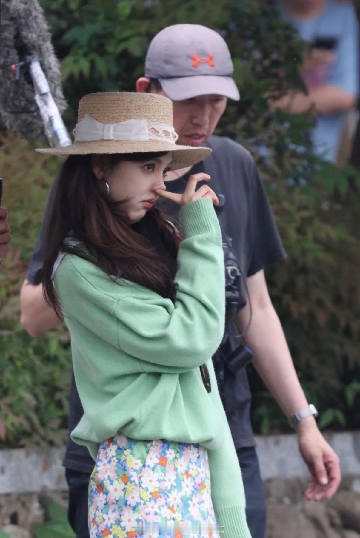 章若楠你在用你美丽的脸干什么章若楠顶鼻子好萌 你在用你这张美丽的脸干什么 
