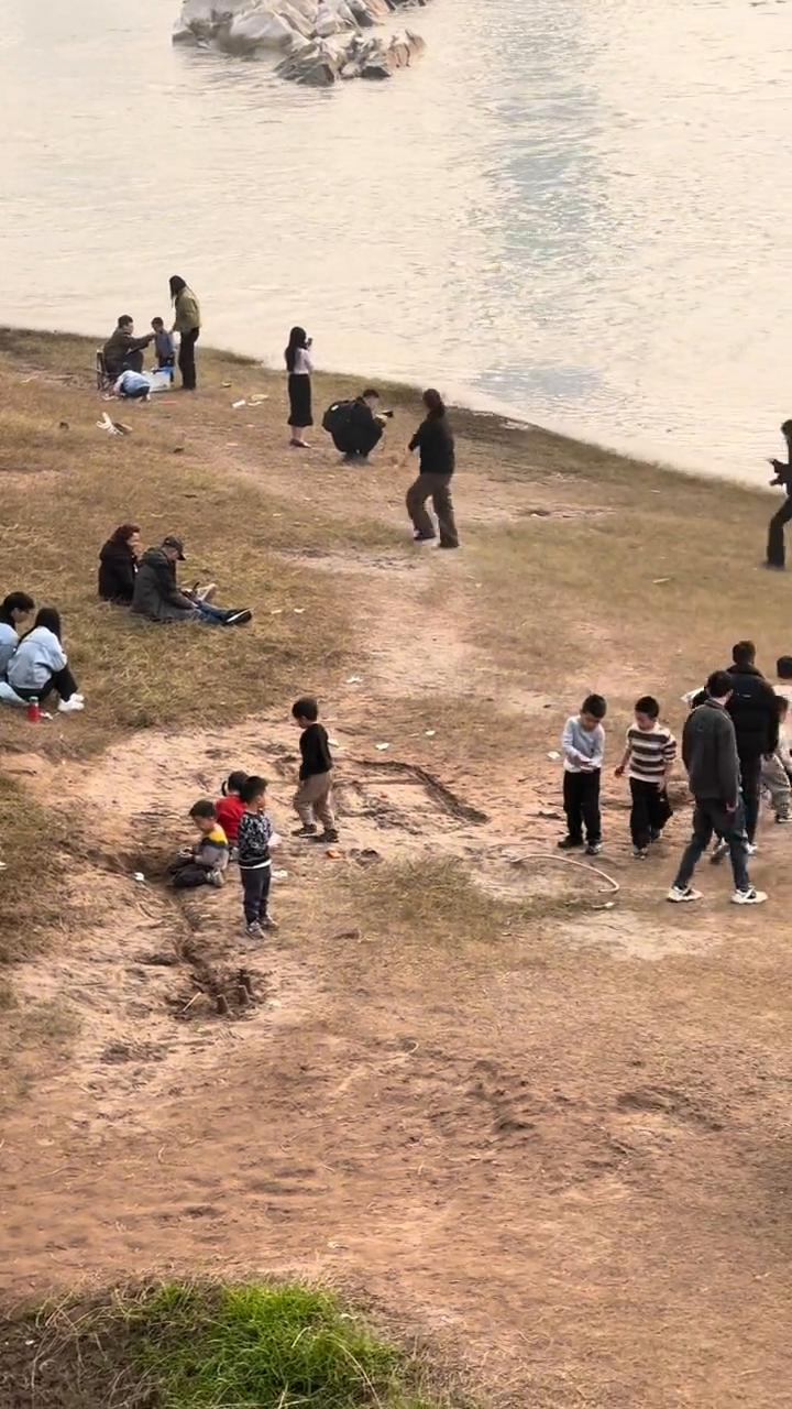江滩都要露出来了，石头露出来了，长江真的退水了，乌龟石头露出来了，挖沙子玩沙子的