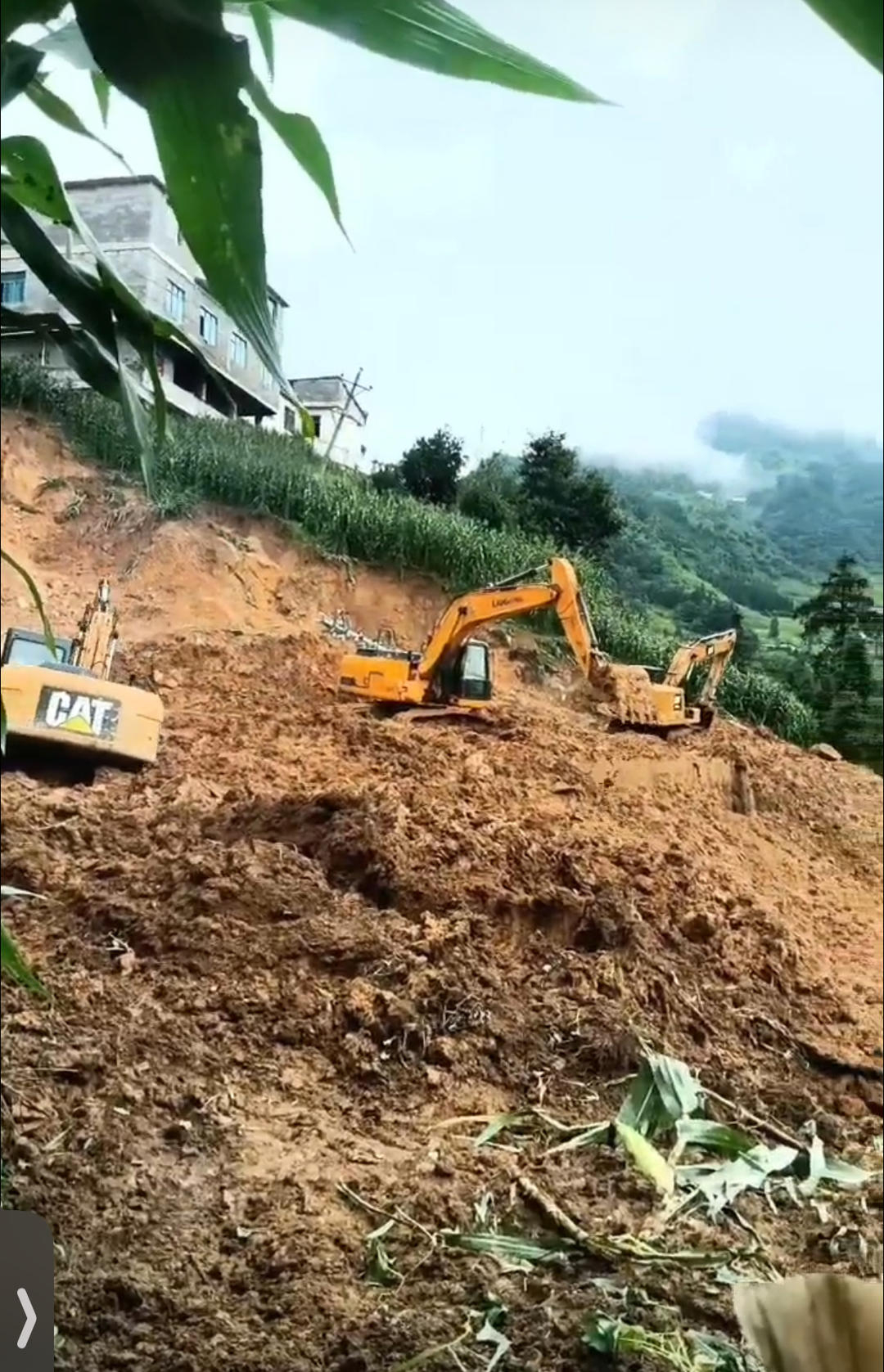 【#云南威信滑坡找到2名遇难者遗体#】#云南威信滑坡目前还有3名村民被埋#7月1