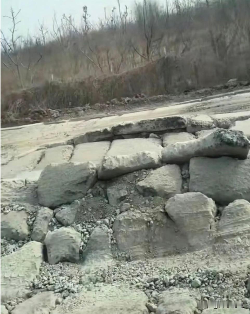 近日，胶州老乡们都在讨论北上平度的这条大破路。事情是这样的，有村民反映胶州与平度