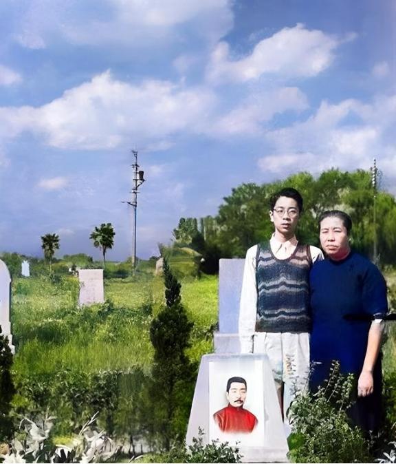 1946年，周海婴与母亲许广平站在父亲鲁迅的墓前。周海婴出生时，鲁迅已48岁（许