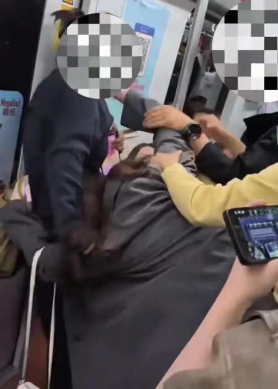 上海地铁两女子互殴酿闹剧，争强好胜终食苦果
谁能想到早高峰挤地铁这点事儿，竟能闹