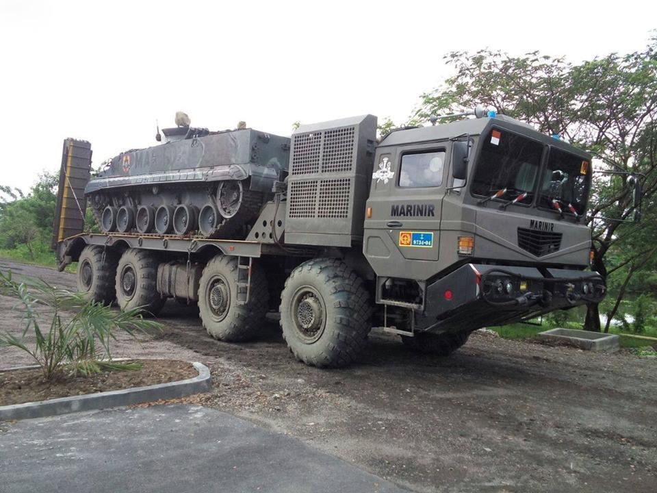 印尼海军陆战队装备的中国万山WS2400运输车，仿制的苏联的MAZ-543卡车，