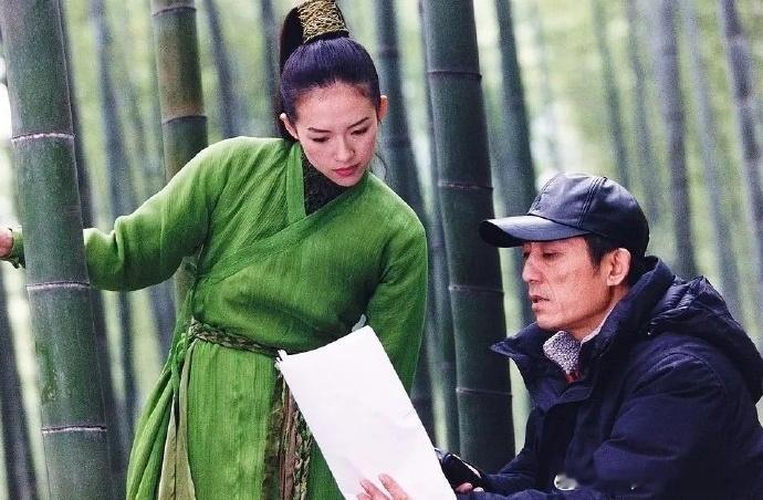 2004年拍摄《十面埋伏》期间，张艺谋指导章子怡历史影像 ​​​