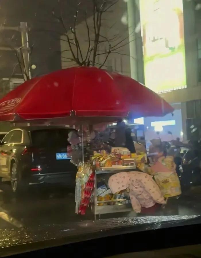 人民日报都转发了！
六安的两个小女孩帮家人推摆摊小车，后面有辆车默默跟随没有鸣笛