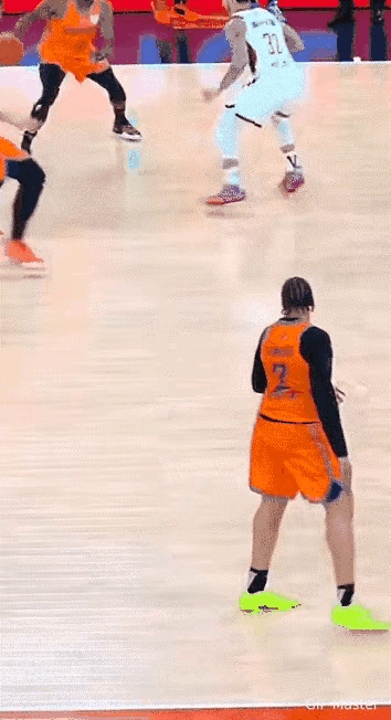 王哲林这脚步已经有了詹姆斯的一丝真传，[捂脸][捂脸][捂脸]