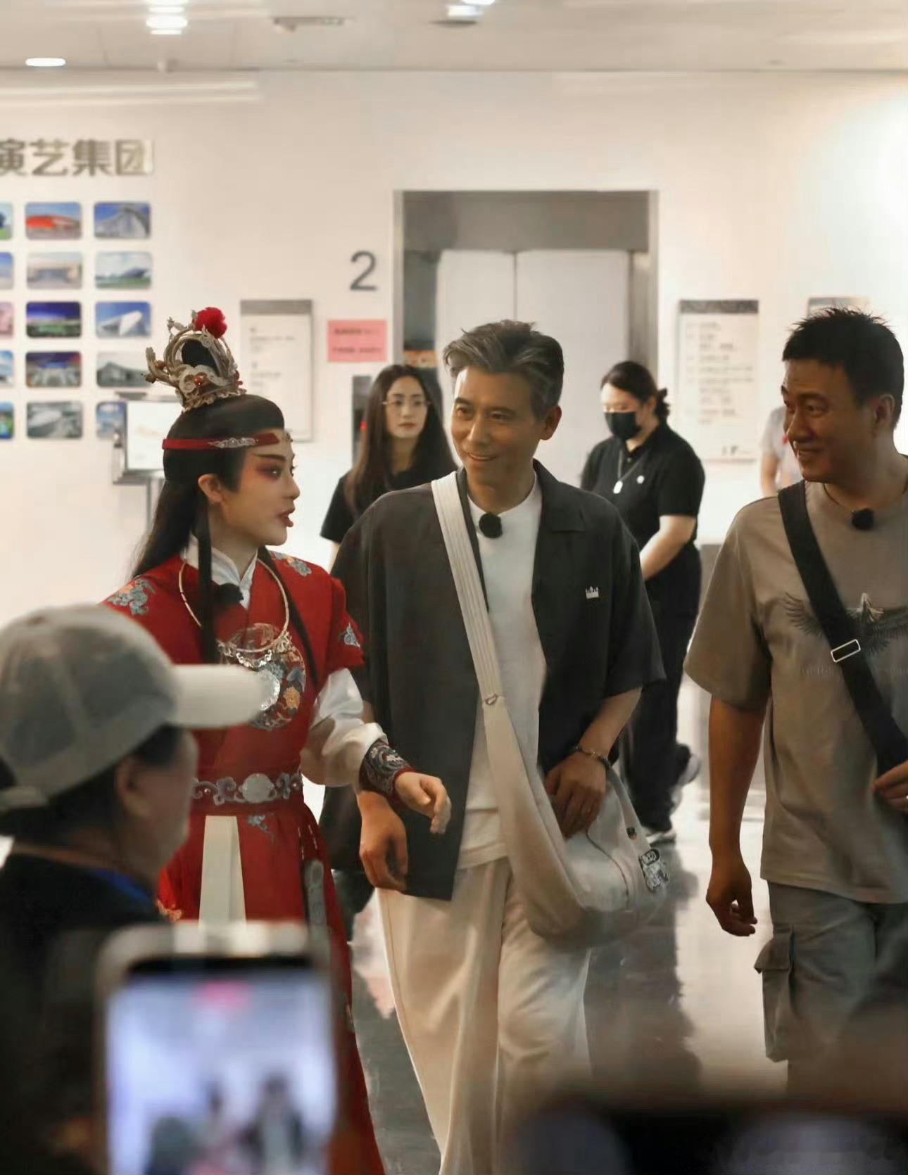 网友偶遇胡军和李乃文看到了胡军，李乃文，陈丽君同框