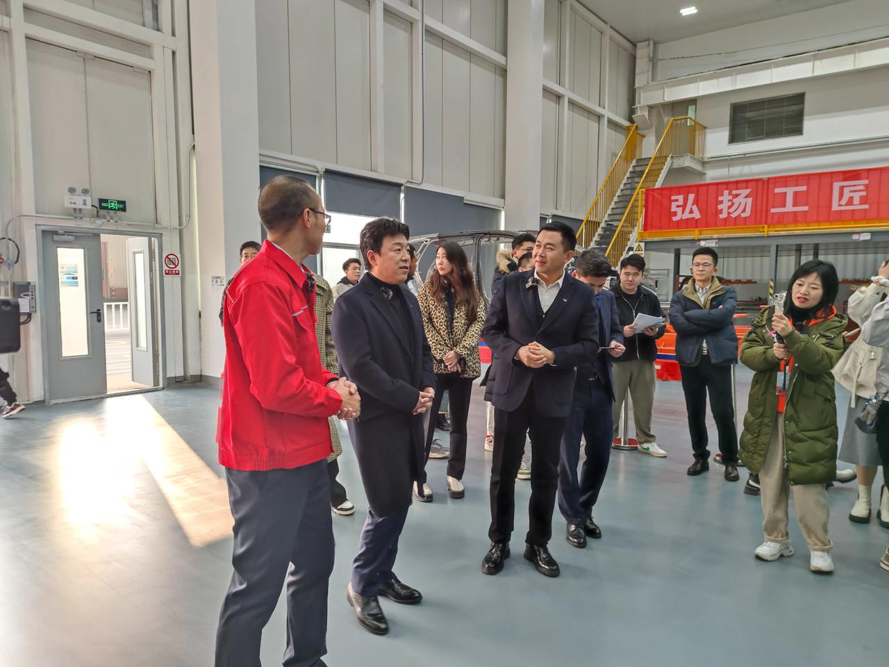 #黄渤# 跟黄渤一起参观一汽-大众捷达成都工厂[灵光一闪]