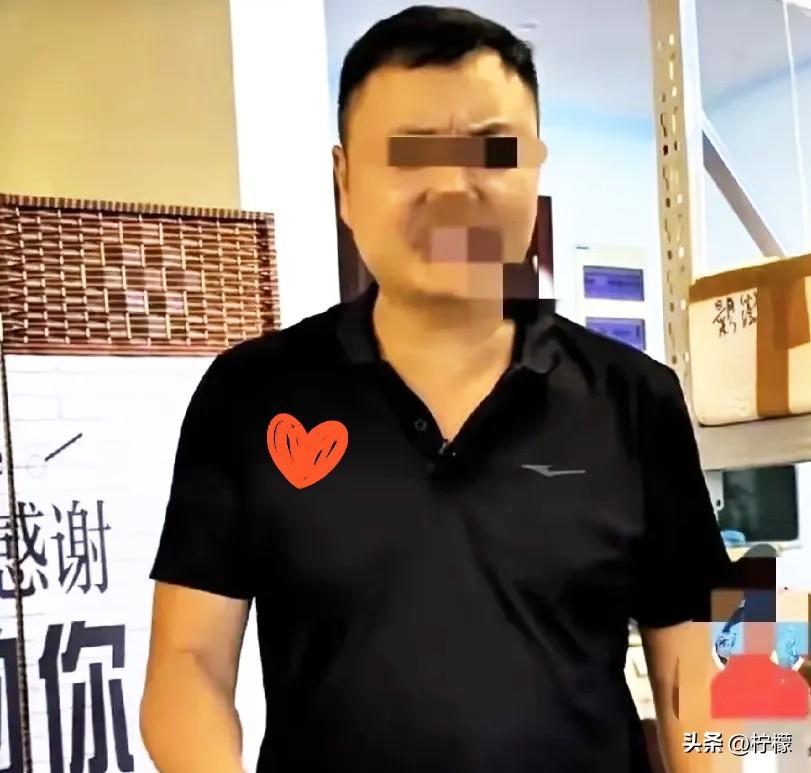 云南昆明民政局里，一对夫妻来办离婚。

眼看手续就要办完了，妻子突然哭了起来。丈