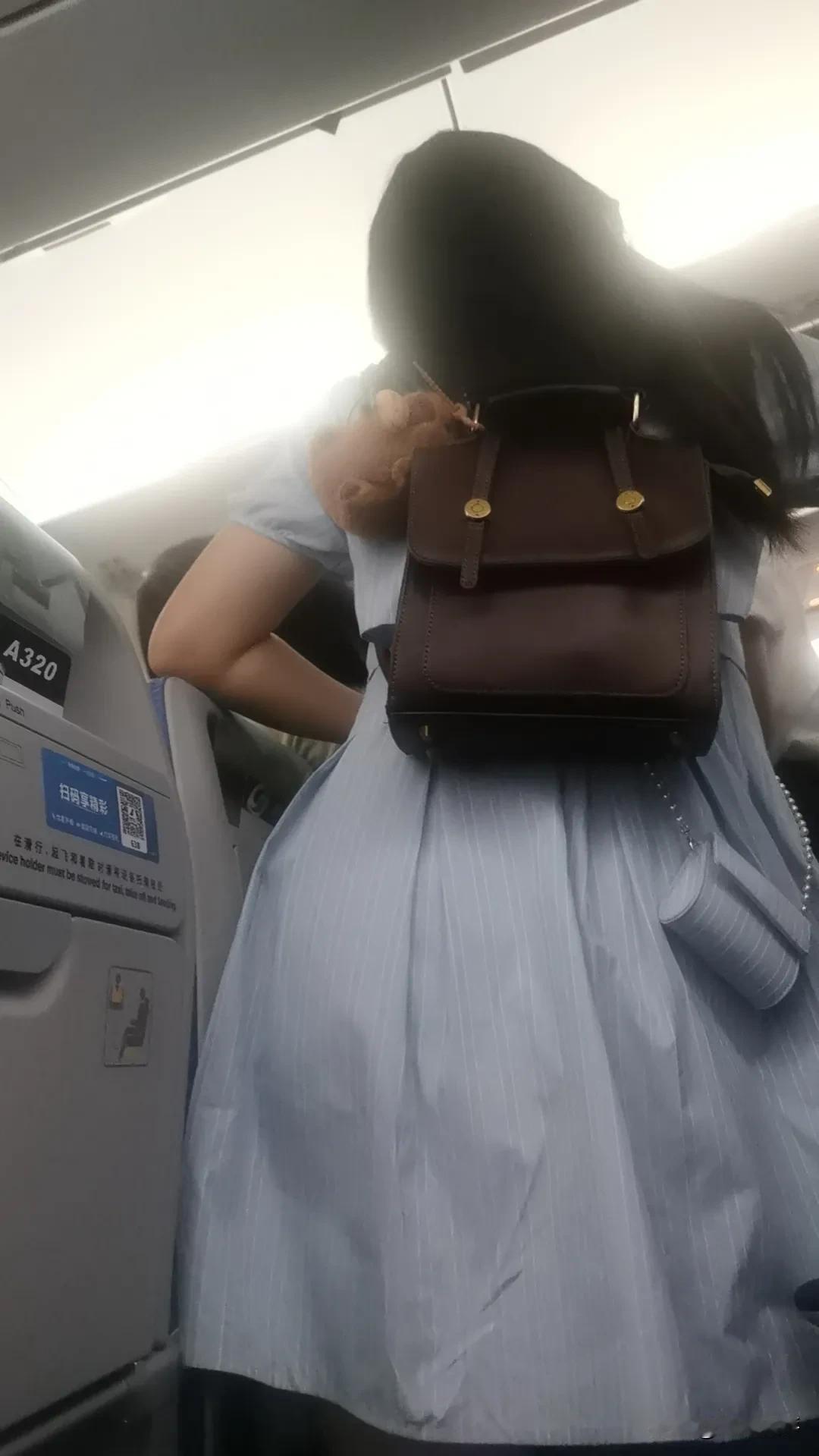 旅途趣闻记录
重庆回来的飞机上，坐我边上的刚好是个高中女生，大概十六七岁的样子，