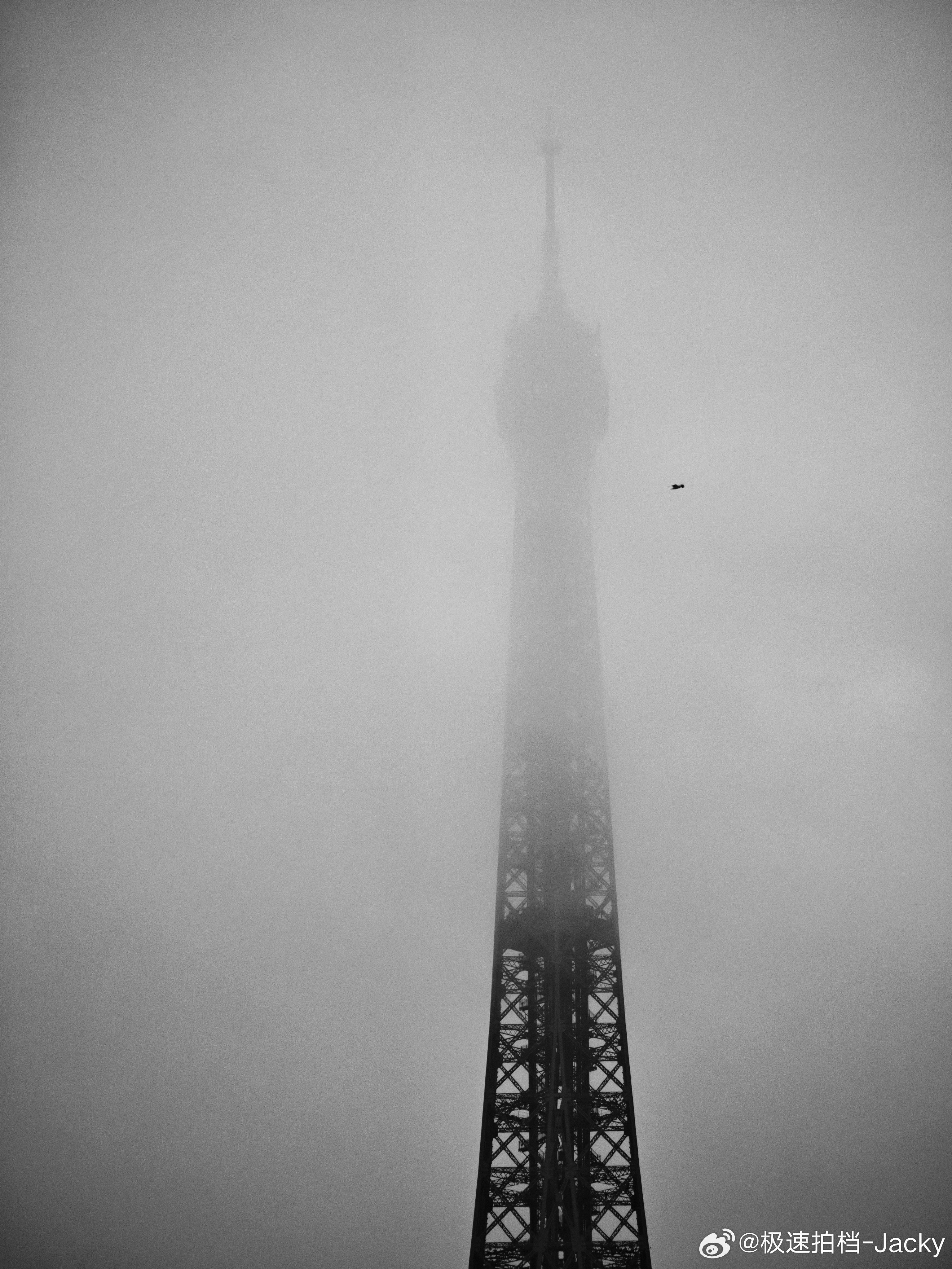 昨天Max 问我怎么不用徕卡拍我说，徕卡的本质是隐蔽，方便，那我的手机就是最好的